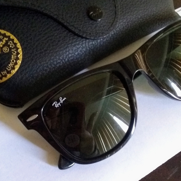 Black Ray Ban Wayfarer sunglasses - Picture 3 of 5